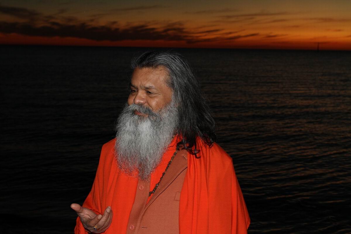 Satsangs_at_the_sunset_in_Adelaide_with_our_Gurudev_4_Small