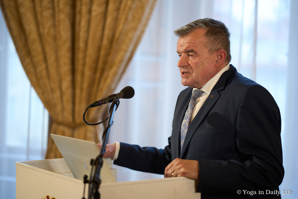 Senator Roman Kraus opened the event